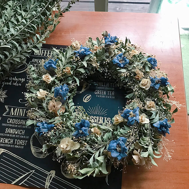 ドライフラワーのある暮らし デルフィニウム アクアブルー オレガノケントビューティー 三角ミモザ ドライリース などのインテリア実例 09 26 22 29 03 Roomclip ルームクリップ