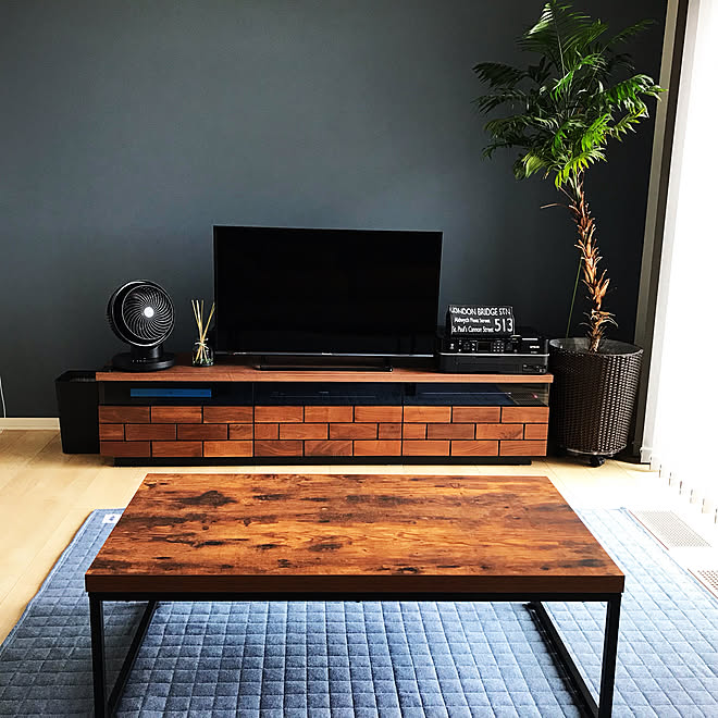 ジーンズ生地のラグ ブルーグレーのラグ ブルーグレーのアクセントクロス ブラウンインテリア 男前インテリア などのインテリア実例 19 07 13 04 46 Roomclip ルームクリップ