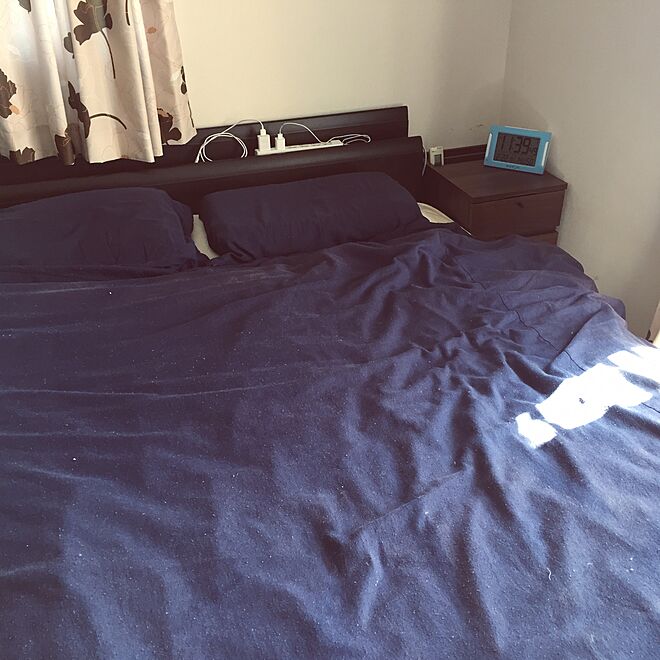 ベッド周り 寝室はかっこよく 寝室 カーテン変えたい 壁紙やぶれてる などのインテリア実例 17 02 22 12 34 44 Roomclip ルームクリップ
