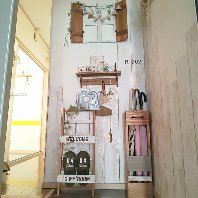 玄関 入り口 ウォールシェルフdiy 飾り窓diy 100均 賃貸でも楽しく などのインテリア実例 21 09 23 49 41 Roomclip ルームクリップ