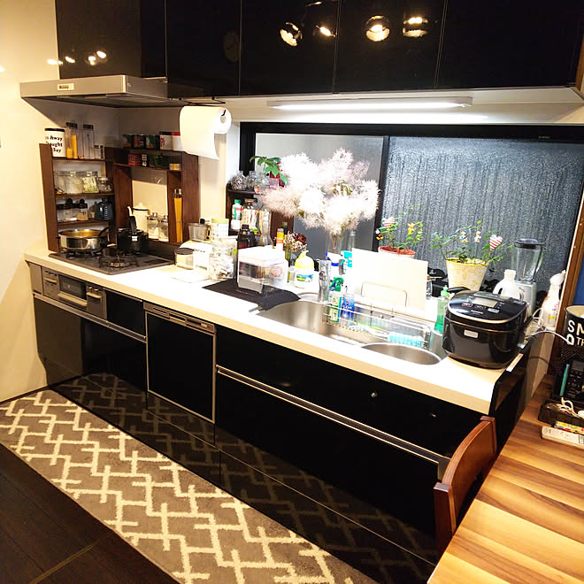 キッチン 狭いキッチン Lixilキッチン黒 キッチンマットニトリ 観葉植物 などのインテリア実例 19 07 27 15 57 04 Roomclip ルームクリップ