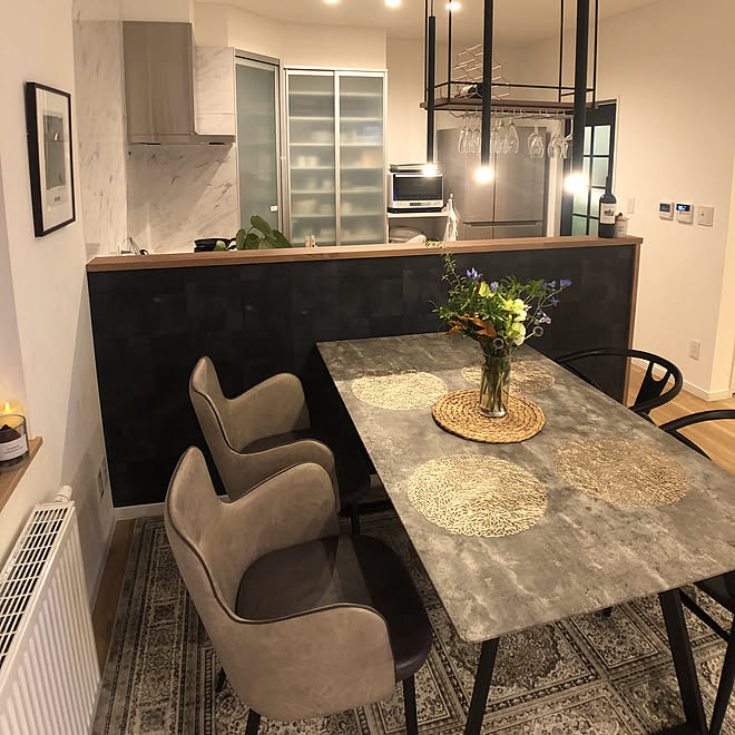 ネイビーの壁紙 クラフトレーベル ペルシャ絨毯 コンクリート調テーブル ダイコーペンダント などのインテリア実例 19 08 05 21 23 57 Roomclip ルームクリップ