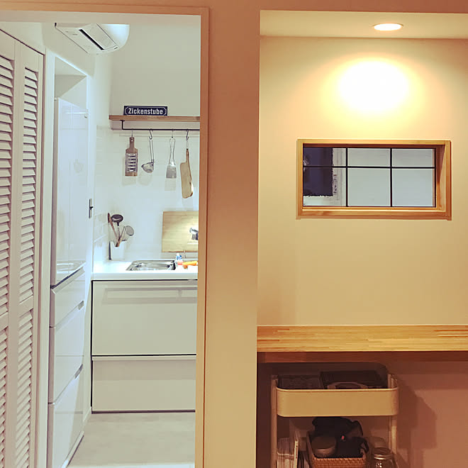 キッチン ミニパントリー ルーバー扉 ステンドグラス 室内窓 などのインテリア実例 17 10 08 19 47 59 Roomclip ルームクリップ