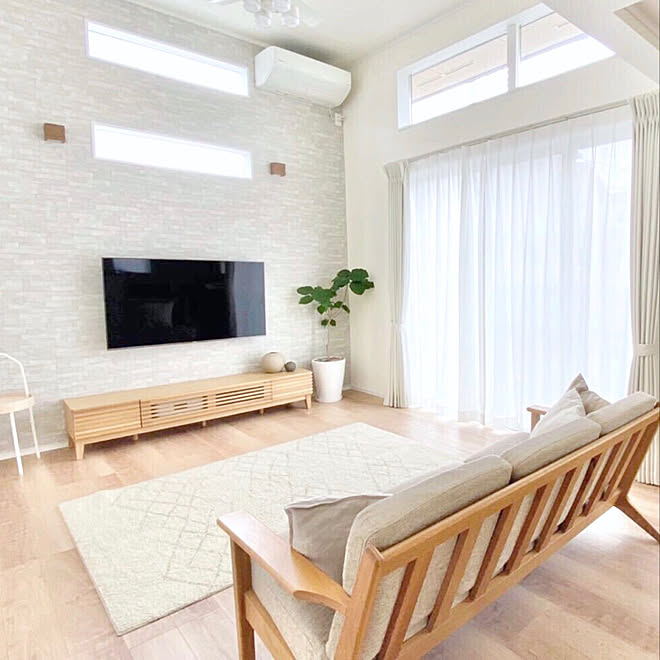 ナチュラル アクセントクロス おうち時間 壁掛けtv Unico ソファ などのインテリア実例 06 23 19 06 36 Roomclip ルームクリップ