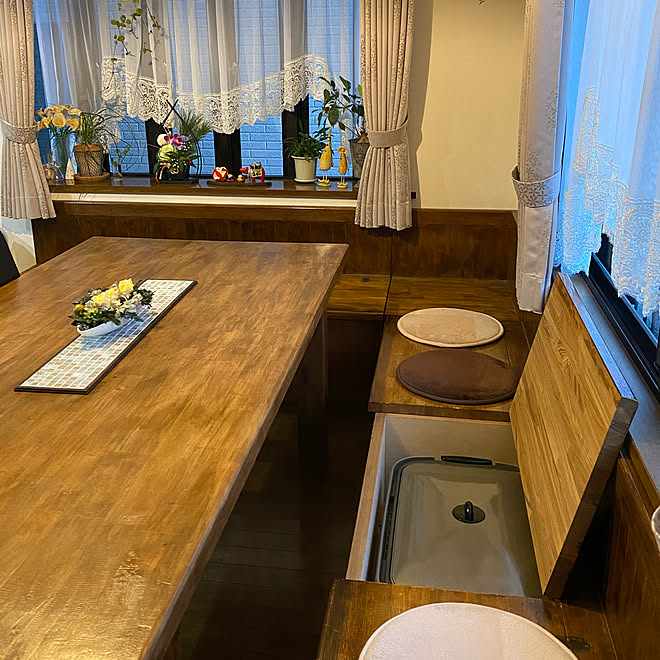 大きなダイニングテーブル プリザーブドフラワーアレンジメント ガラスタイル オーダーベンチ ダイニングベンチ などのインテリア実例 21 01 06 17 05 30 Roomclip ルームクリップ