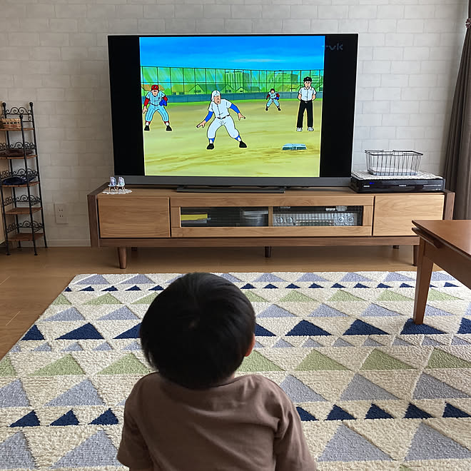 ビデオ鑑賞中 ヘーベルハウス 二世帯住宅完全分離型 リビング レンガの壁紙 などのインテリア実例 21 09 10 15 45 28 Roomclip ルームクリップ