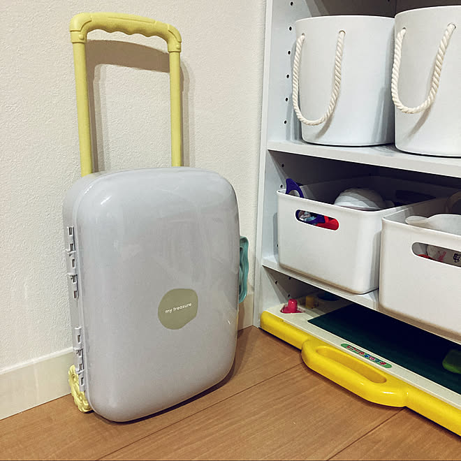 収納も兼ねて おもちゃ収納 キャリーバッグ風 キャリーバッグ 3coins雑貨 などのインテリア実例 22 04 11 35 56 Roomclip ルームクリップ