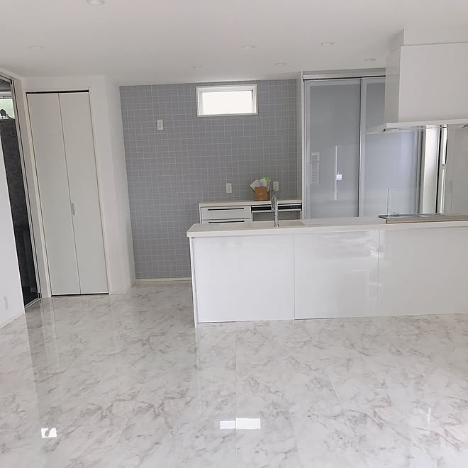 ホワイトインテリア ハピアフロア ハピアフロア カルカッタホワイト 大理石調フローリング 大理石調 などのインテリア実例 19 10 01 21 17 17 Roomclip ルームクリップ