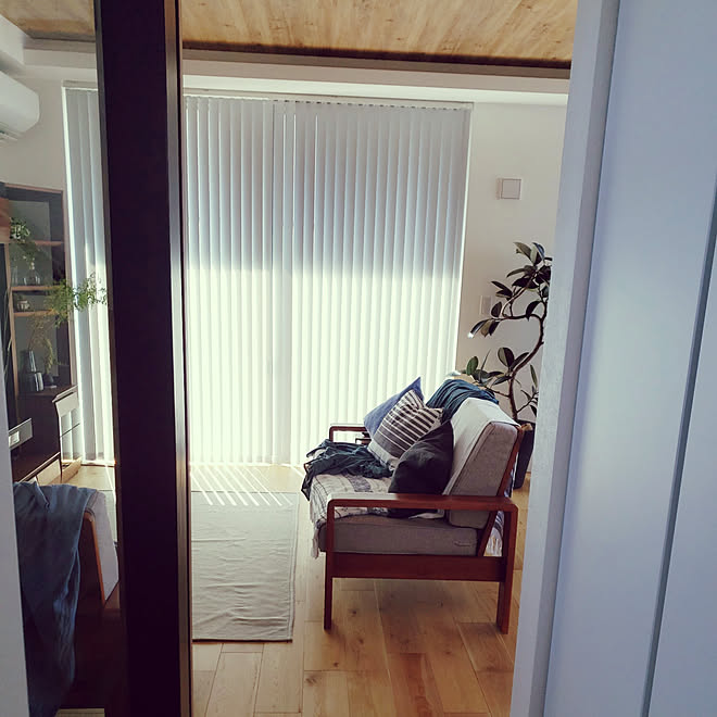 リビング 3階建て 狭小住宅を楽しむ パナソニック建具 壁面収納 などのインテリア実例 09 08 21 05 47 Roomclip ルームクリップ