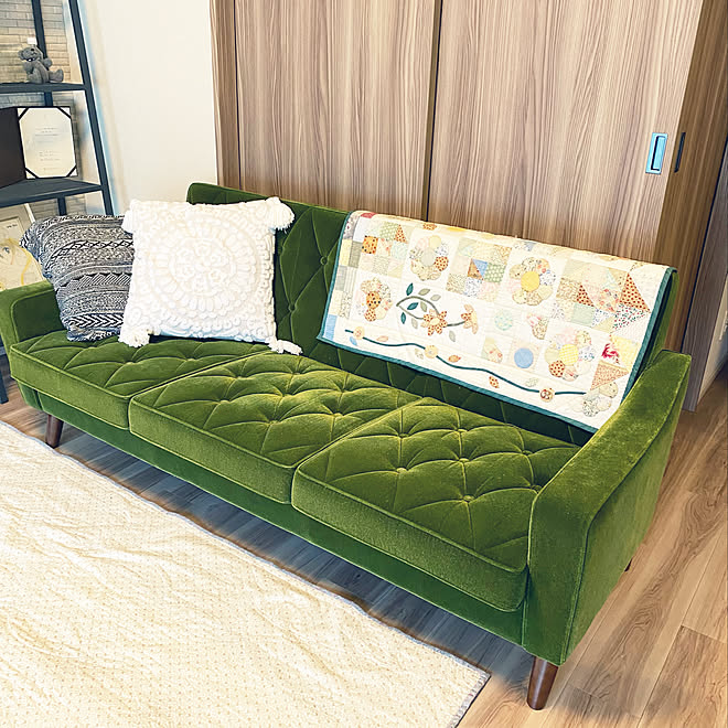 ステンレスラック パッチワークキルト フランフラン クッションカバー モケットグリーンソファ カリモク60 などのインテリア実例 21 09 18 09 03 24 Roomclip ルームクリップ