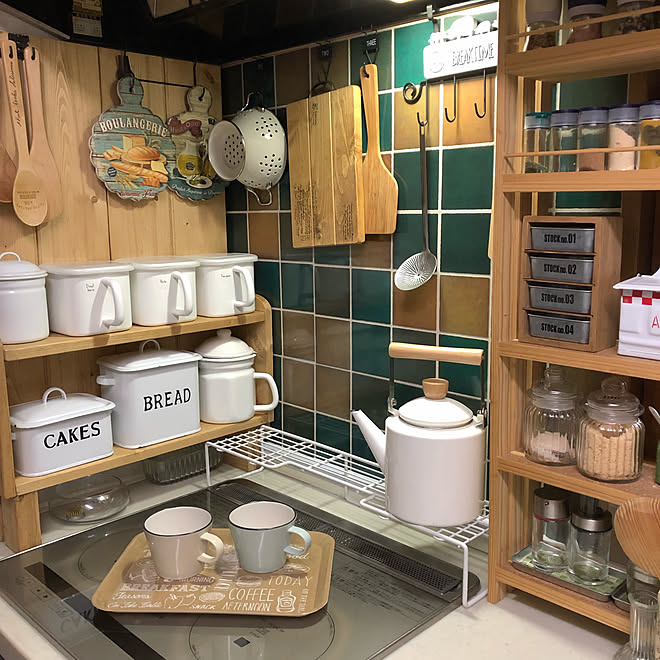 調味料棚diy ホーローキャニスター フェリシモ タイルシート コンロ横ラックdiy ニトリのケトル などのインテリア実例 19 03 23 23 07 45 Roomclip ルームクリップ