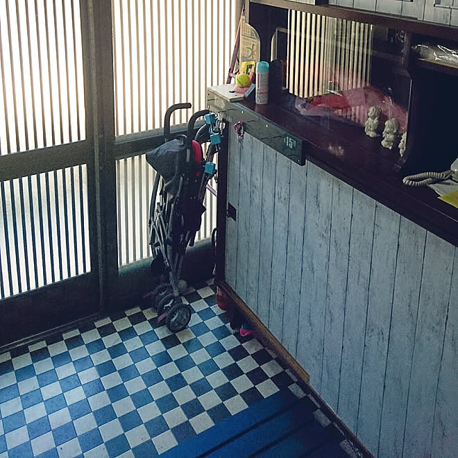 玄関/入り口/古い家を好きになるDIY/戸建賃貸/100均/クッションフロア&hellip;などのインテリア実例 20171216 1800