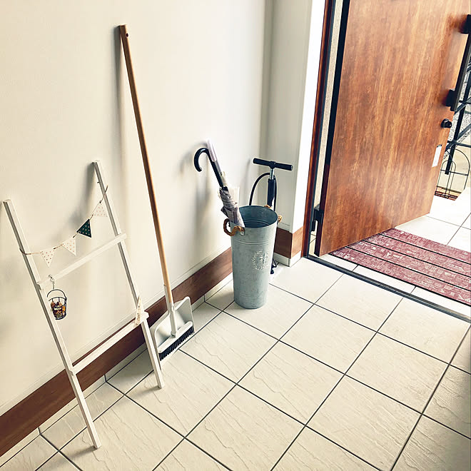 玄関 入り口 ブリキの傘立て 無印良品 ほうき ちりとり ラダーｄiyのインテリア実例 19 02 07 09 25 53 Roomclip ルームクリップ