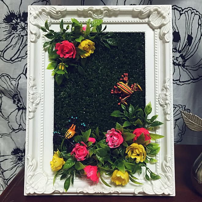 ベッド周り 造花 キッチュ 額縁 額縁リメイク などのインテリア実例 16 02 01 17 15 27 Roomclip ルームクリップ