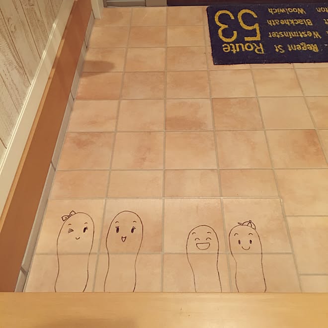 玄関/入り口/板壁風壁紙/Emiさん/子供と暮らす/テラコッタ風クッションフロアのインテリア実例 - 2016-03-17 16:56:53