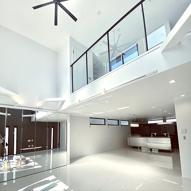 ミラークローゼット 鏡収納 吹き抜け天井 吹き抜けのある家 吹き抜けリビング などのインテリア実例 03 01 10 46 14 Roomclip ルームクリップ