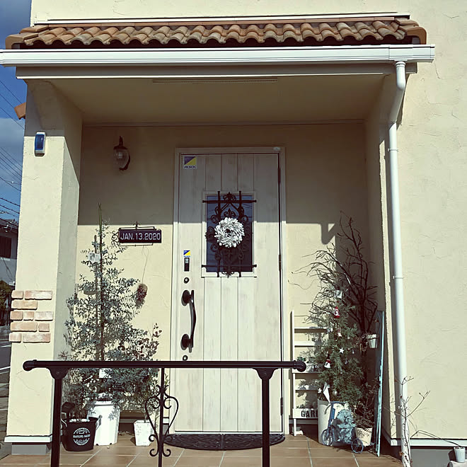 ユーカリの木 Lixil玄関ドアホワイト リクシル Lixil リクシルの玄関ドア などのインテリア実例 01 13 21 47 12 Roomclip ルームクリップ