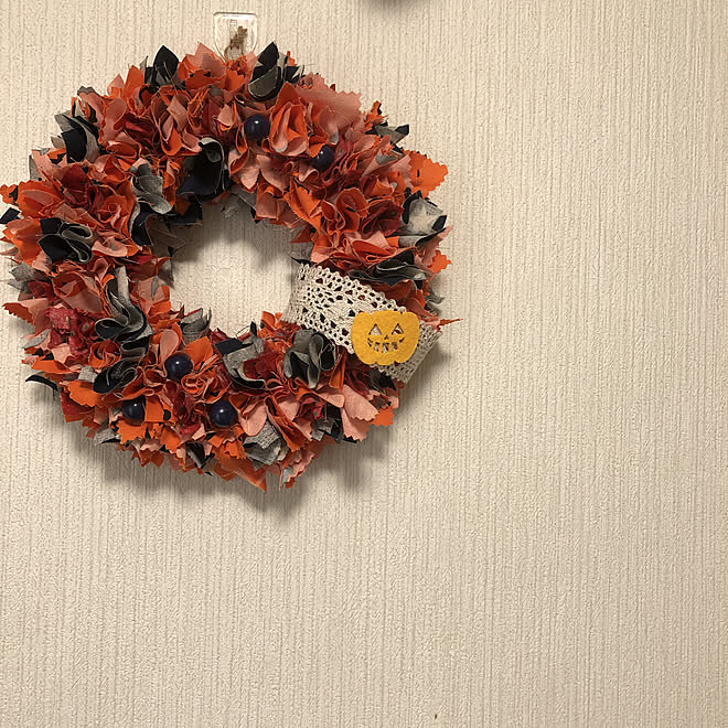 布リースにハマる 布リースハロウィン 手作りリース 布リース ハロウィン などのインテリア実例 10 19 13 31 22 Roomclip ルームクリップ