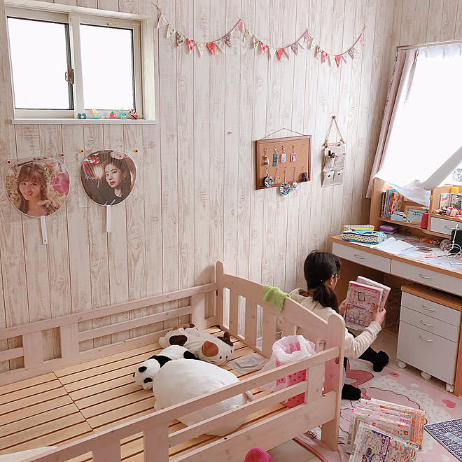 ベッド周り ガーランド 木目調壁紙 女子部屋 Twice などのインテリア実例 18 12 09 12 58 Roomclip ルームクリップ