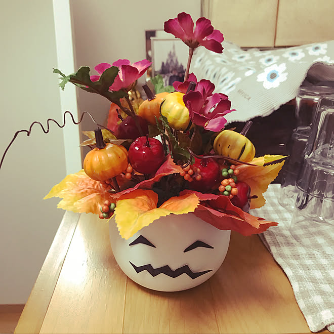 リビング 無印良品 鉢 無印良品 ハロウィンの飾りつけ 造花アレンジ などのインテリア実例 18 09 14 22 59 21 Roomclip ルームクリップ