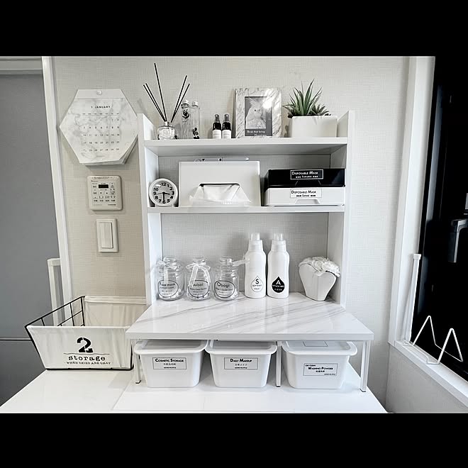 自作棚 Diy キャンドゥカレンダー モノトーン ダイソー ストレージbox 観音扉収納棚のディスプレイ などのインテリア実例 12 31 04 27 Roomclip ルームクリップ