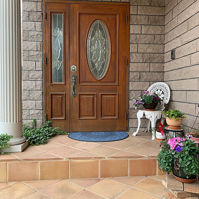 1 24 寄せ植え テラコッタ鉢 ガーデンチェア 玄関扉 などのインテリア実例 01 24 15 17 43 Roomclip ルームクリップ