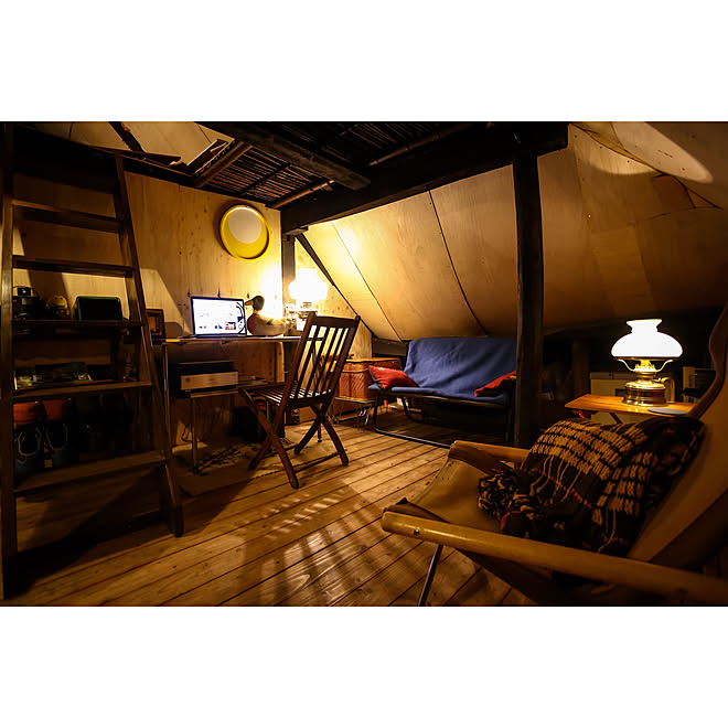 土足の自分部屋 キャンプギア セルフリノベーション 屋根裏部屋 家の中でできる事 などのインテリア実例 03 29 33 02 Roomclip ルームクリップ