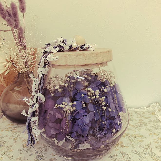 ニトリの雑貨 瓶に入れて飾り付け シリカゲルドライ 紫陽花 いつもいいねありがとうございます などのインテリア実例 21 06 22 11 05 Roomclip ルームクリップ