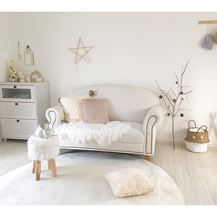 円形ラグのおすすめ商品とおしゃれな実例 | RoomClip(ルームクリップ) ⭐️おしゃれなインテリアに⭐️ラウンド型 円形ラグ 140cm グリーン 丸型