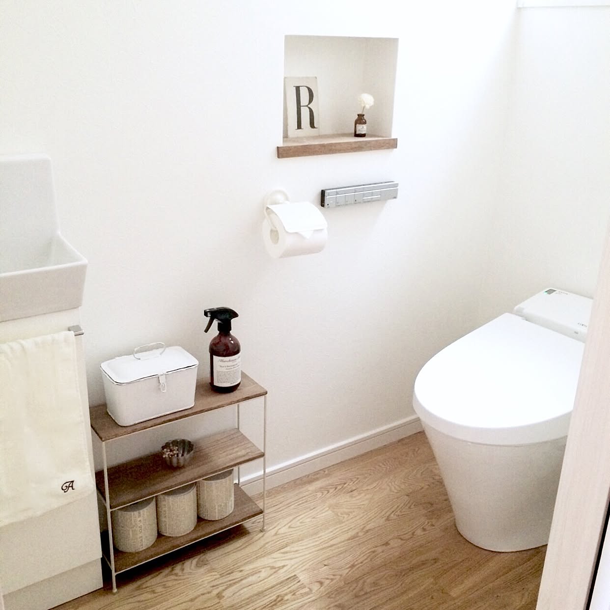 すっきり片付く トイレ収納58選 省スペースな収納術や掃除用品アイデアも Roomclip Mag 暮らしとインテリアのwebマガジン