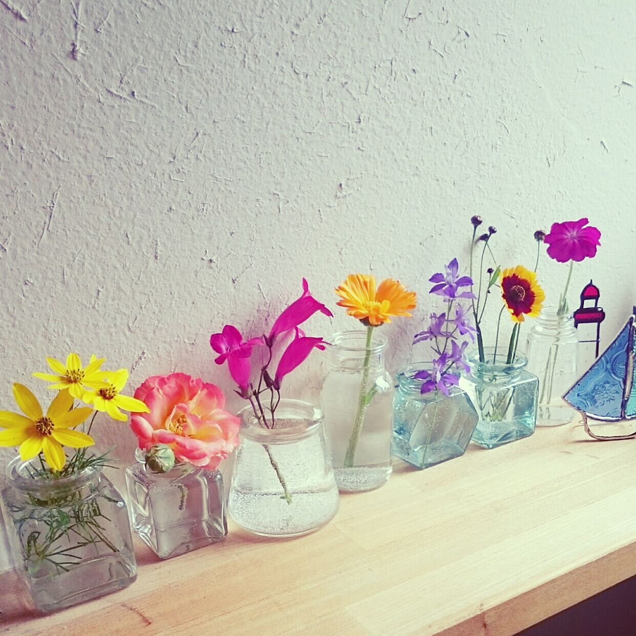フラワーベース 生花を身近で楽しむ花器使いのアイデア Roomclip Mag 暮らしとインテリアのwebマガジン