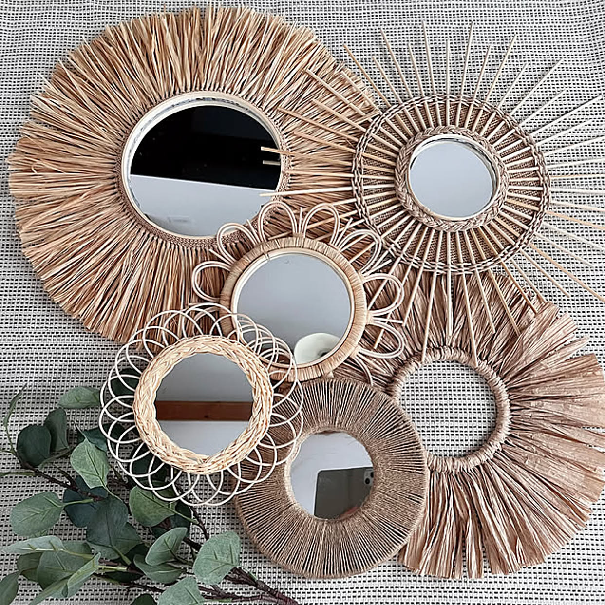 洋書風ブックも格子窓作りもおまかせ♪セリアのアイテムを使ったDIYで海外風インテリア