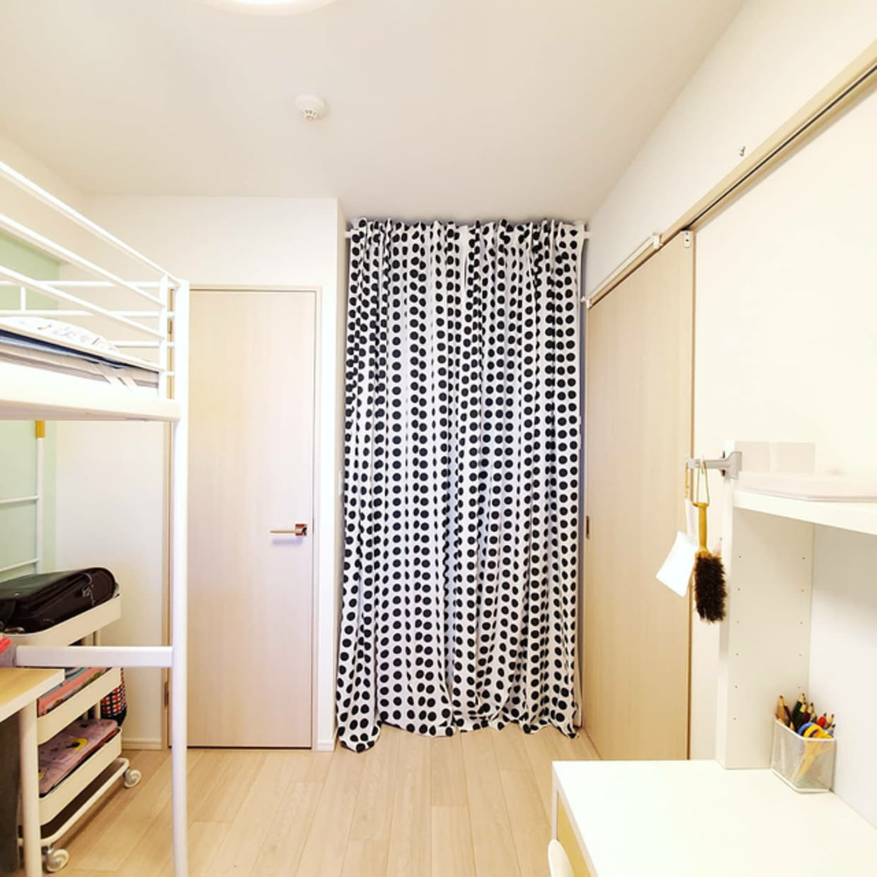 収納のゴチャつきを見せない！布やロールスクリーンを使った目隠しアイデア