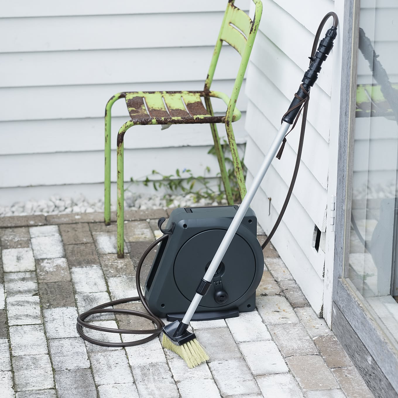 【無料モニター】ホースにつけるだけでバケツいらずの時短掃除！「伸縮型デッキブラシ」を3名様にプレゼント！