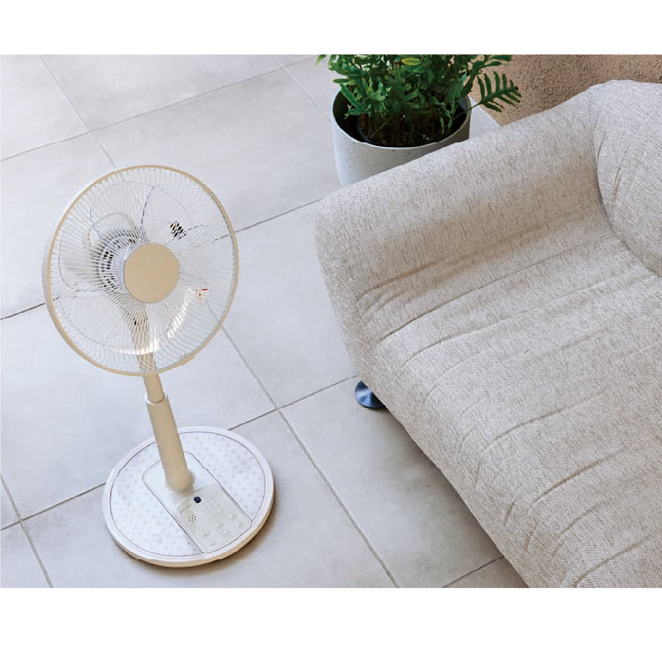 【無料モニター】機能性とリラックスを両立した、進化形扇風機「アロマ首振 リビング扇風機」を3名様にプレゼント！