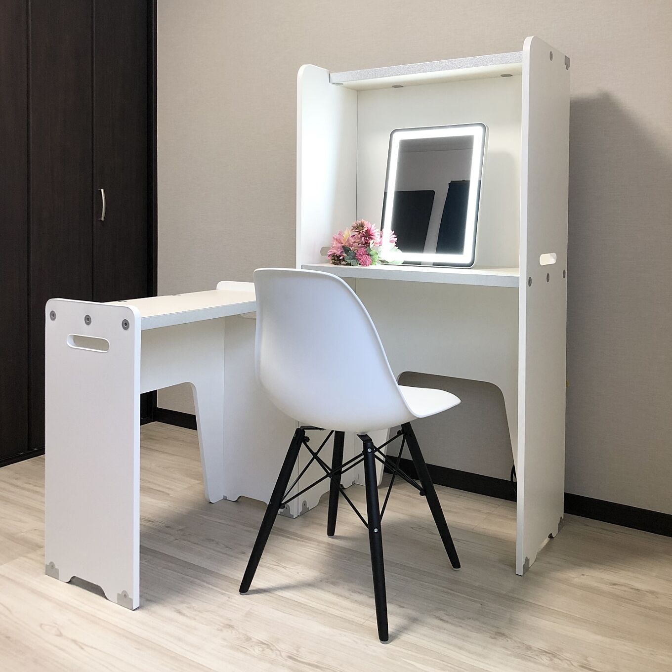 「LED Smart mirror」「Smart Desk +」