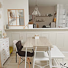 柔らかく落ち着きのある心地いい空間づくりに。くすみカラーを取り入れたインテリア実例