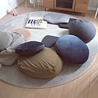 人もペットもくつろげる♡ニトリのモチモチクッションでみんなリラックス