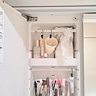 ちょっとした一工夫で快適な収納がかなう。つっぱり棒を活用した賢い収納法