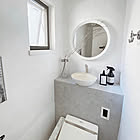 使うたび気分が上がるような空間に。タンクレス風トイレのリメイク実例