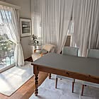 「白とグレーをベースに。愛着ある家具や花を愛でるシックな空間づくり」 by acocoさん