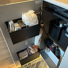 生活感をまるっと隠して美しさをキープ！100均アイテムでつくる扉裏収納