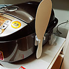 炊きたてのご飯をおいしく食べるために。ストレスフリーなしゃもじの置き方