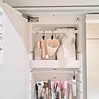 ちょっとした一工夫で快適な収納がかなう。つっぱり棒を活用した賢い収納法