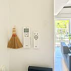 探す時間にさようなら！すぐ手に取れるリモコン収納アイデア集