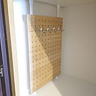 「有孔ボード×つっぱり棒でパパッとできる、壁掛け小物収納スペース」 by okatazukoさん