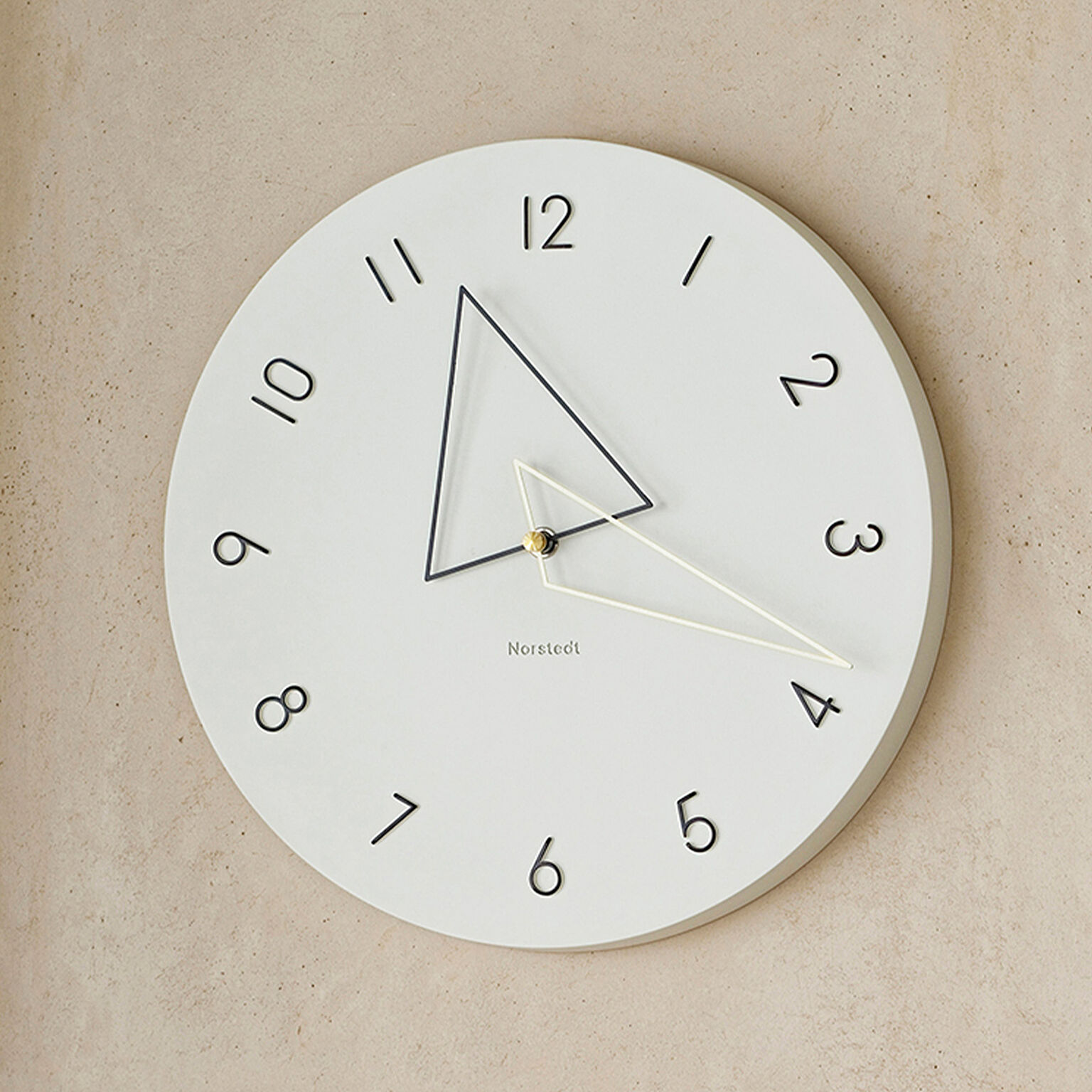 壁掛け時計 時計 おしゃれ かわいい トライアングル スイープムーブメント Kolmio コルミオ ウォールクロック 北欧 デザイン ダイニング リビング シン
