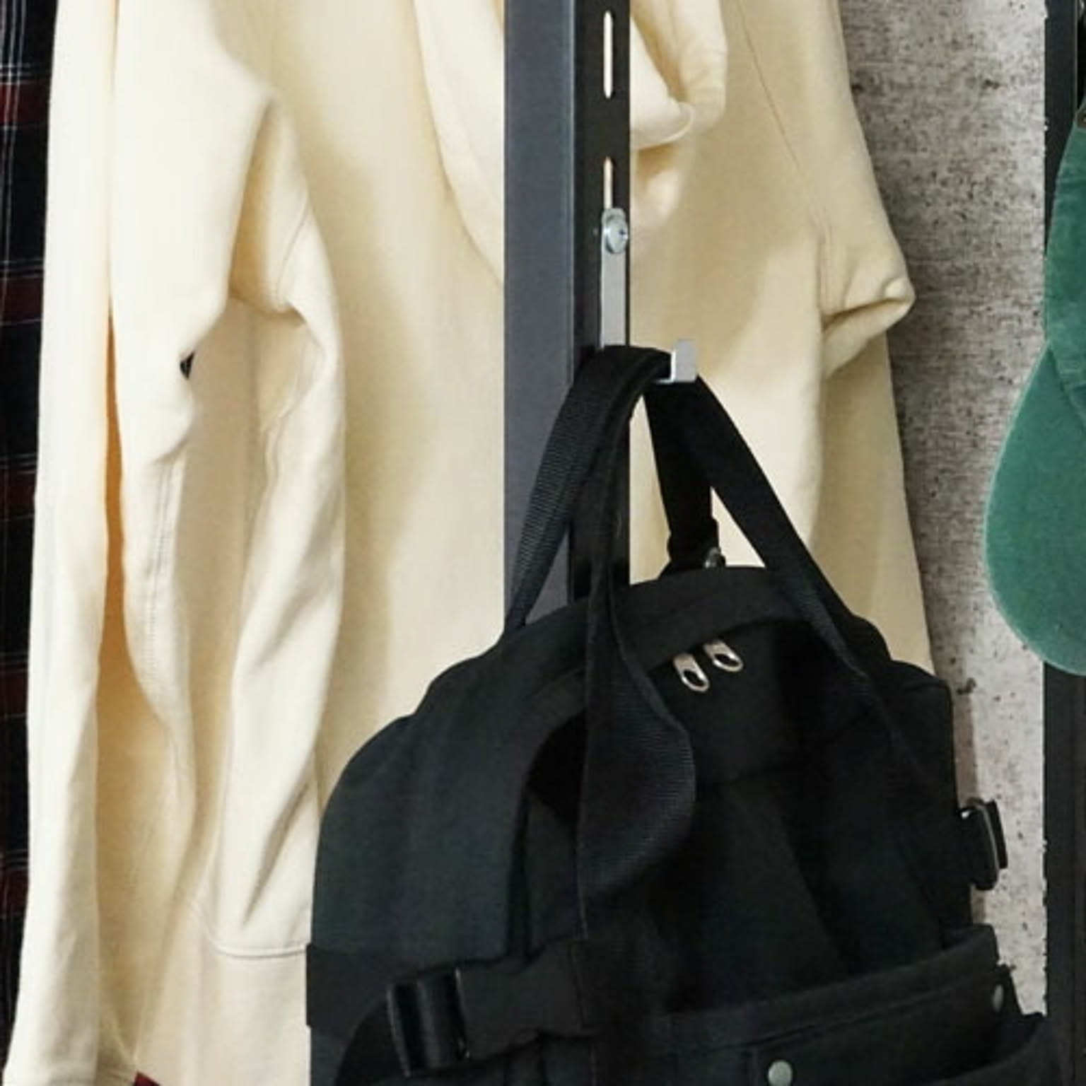 壁掛けフック・壁掛け金具