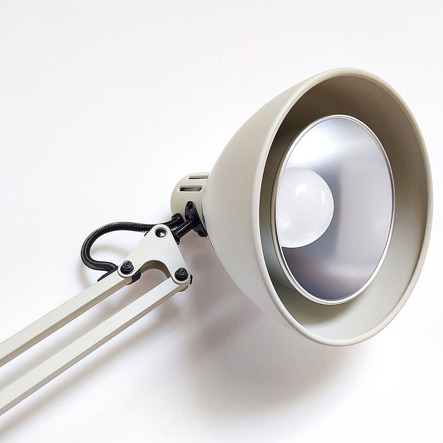 ARTWORKSTUDIO デスクライト LED AW-0377E クランプ ホワイト 黒 ARTWORKSTUDIO デスクライト LED AW-0377E クランプ ホワイト 黒