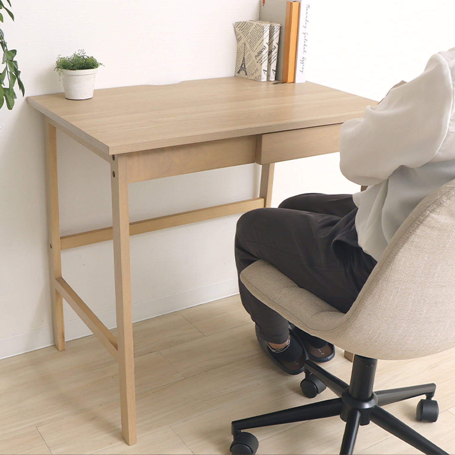 ヤマソロ製木製デスク引出し付き (チェアーは譲渡済み) ヤマソロ製木製